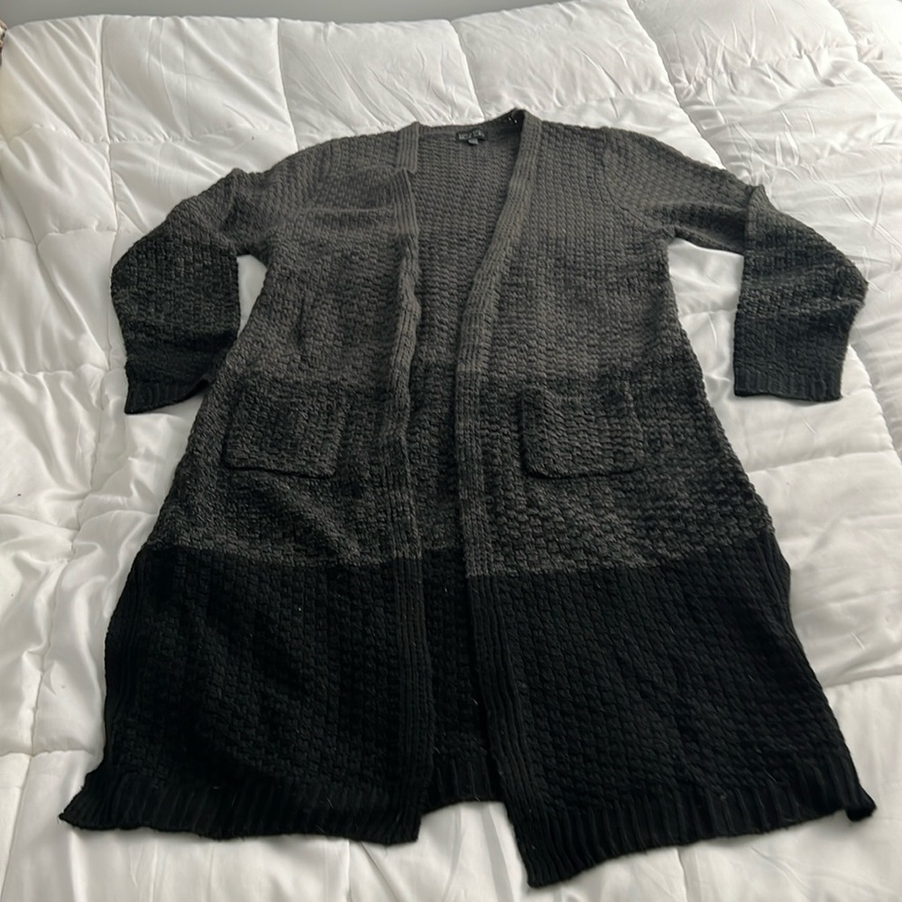 Like New! Women’s long ombré knit cardigan. Size Large
